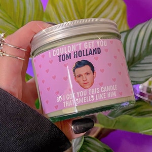Tom Holland Duftkerze Sojawachs | Große 240 ml Kerze mit Deckel | Nette, lustige Geburtstagskerze, Neuheitsgeschenk