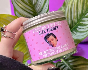 Candela di cera di soia profumata da 9 once di Alex Turner / Grande candela vegana con coperchio / Candela di compleanno divertente e carina, regalo di novità / Arredamento estetico