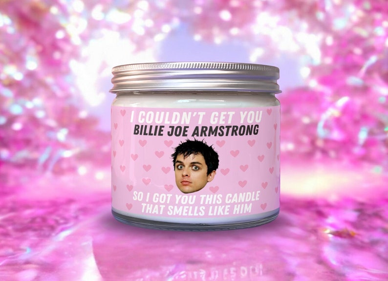 Może przedstawiać: Biały słoik ze świecą z r&oacute;żową etykietą, na kt&oacute;rej napisano: "Nie mogłem ci dać Billie Joe Armstronga, więc kupiłem ci tę świecę, kt&oacute;ra pachnie nim". Etykieta zawiera zdjęcie Billie Joe Armstronga i r&oacute;żowe serca.