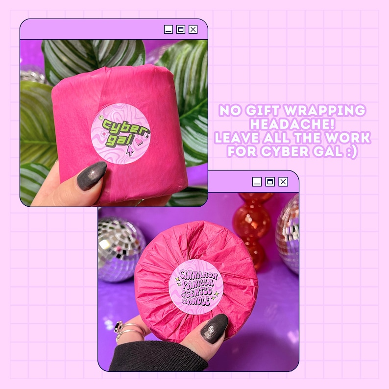 Może przedstawiać: Mała okrągła świeca owinięta w r&oacute;żowy papier tiulowy z białą naklejką z napisem "Świeca zapachowa o zapachu cynamonu i wanilii".