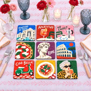 Pode incluir: Um conjunto de nove porta-copos quadrados com ilustrações coloridas de temas italianos, incluindo a Fontana di Trevi, um spritz, café, pizza, uma estátua, o Coliseu, uma scooter verde, esparguete e uma pessoa com óculos de sol.