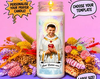 Puede incluir: Una vela de oración cilíndrica en un frasco de vidrio transparente con una mecha encendida. La etiqueta muestra a una persona con túnica blanca sosteniendo un corazón rojo, rodeada por un halo. El texto dice "Saint Custom name". Las burbujas de texto dicen "PERSONALIZE YOUR PRAYER CANDLE!", "CHOOSE YOUR TEMPLATE" y "LARGE SIZE!".
