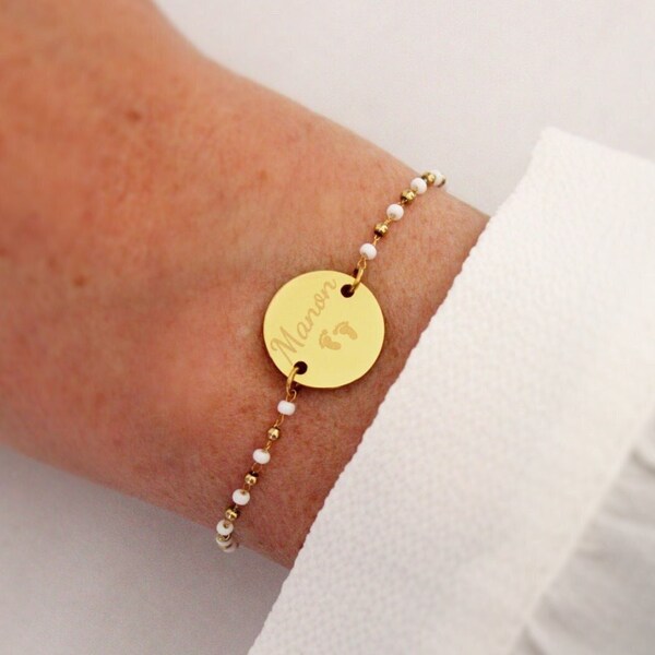 Bracelet personnalisé médaille à graver chaîne perles blanches et dorées en acier inoxydable ∙ cadeau fête des mères, bracelet personnalisé