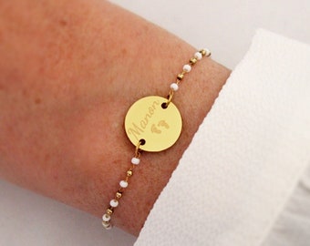 Bracelet personnalisé médaille à graver chaîne perles blanches et dorées en acier inoxydable ∙ cadeau fête des mères, bracelet personnalisé
