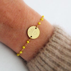 Bracelet personnalisé médaille à graver chaîne perles facettées jaunes en acier inoxydable cadeau fête des mères, bracelet personnalisé image 1