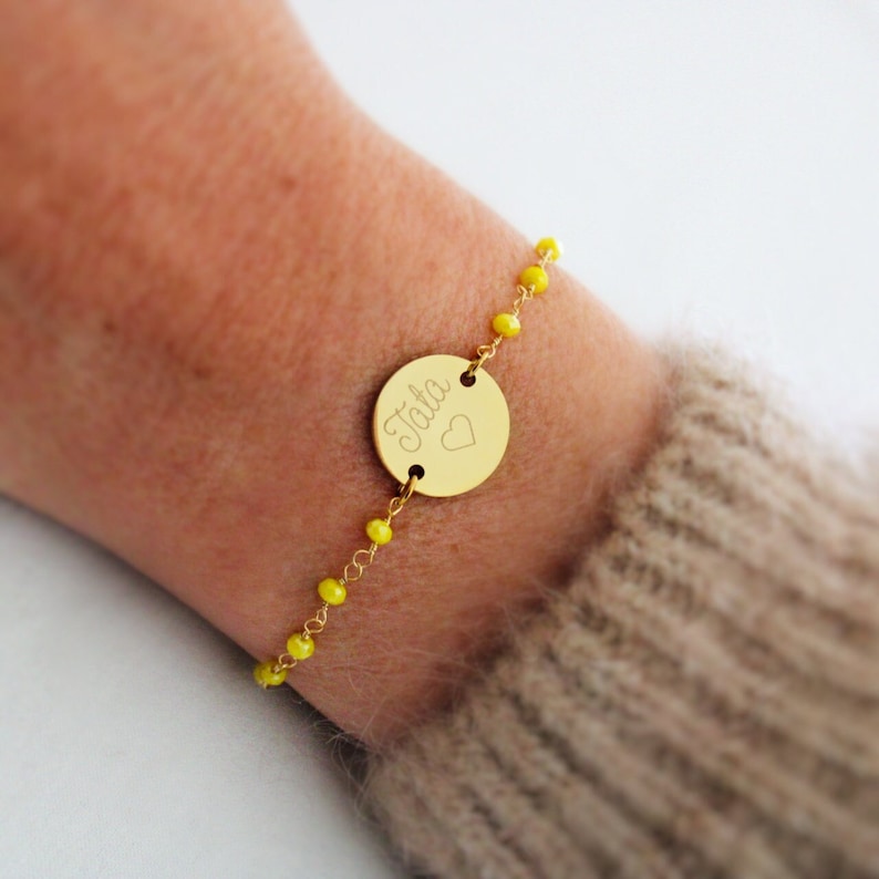 Bracelet personnalisé médaille à graver chaîne perles facettées jaunes en acier inoxydable cadeau fête des mères, bracelet personnalisé image 1