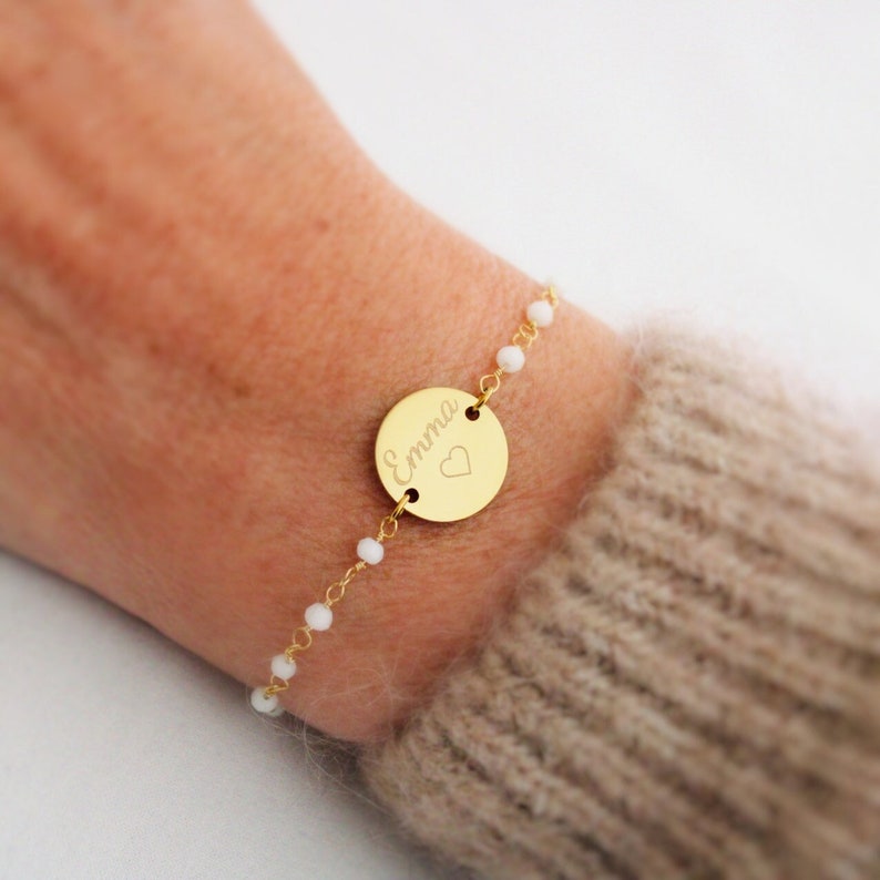 Bracelet personnalisé médaille à graver chaîne perles facettées blanches en acier inoxydable cadeau fête des mères, bracelet personnalisé image 1