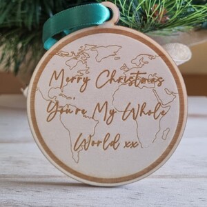 "Frohe Weihnachten Ornament, Gravierte Weltkarte Kugel aus Holz, Weihnachtsgeschenk, ""You're My Whole World"""