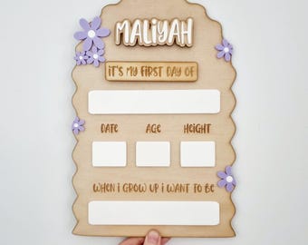 Tablero intercambiable "Primer día de clases": accesorio fotográfico reutilizable y personalizado con detalle floral