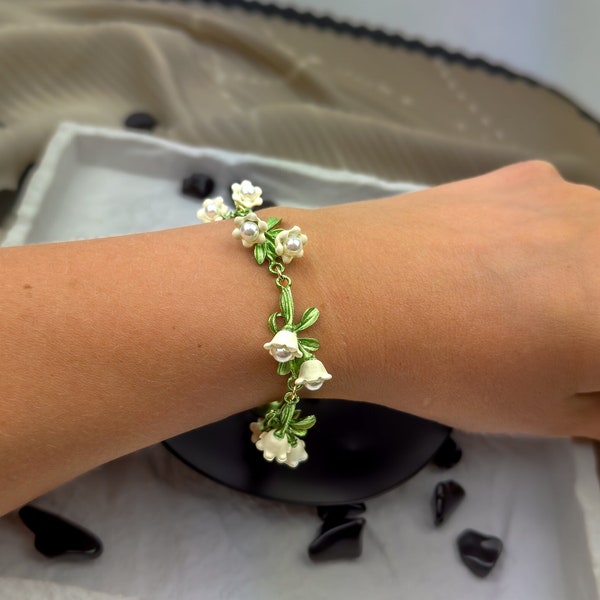 Lily of The Valley Bracelet, Minimalist Floral Pearl Bracelet, Dainty Flower Summer Bracelet, Bridesmaid Wedding Bracelet