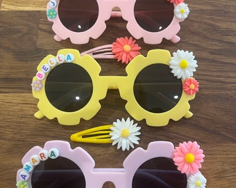 Lunettes de soleil fleuries pour enfants personnalisées avec clip assorti !