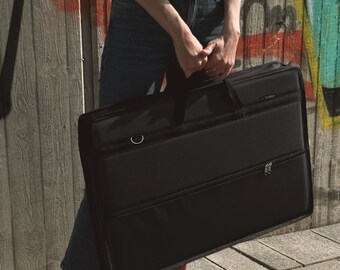 Le'arte Artcase max DIN A3 – Harte Künstlermappe, Zeichenmappe A3, Dokumententasche, 49 x 36 x 7 cm, Kunst-Transportmappe, Wasserdicht, Großformat, Hardcover (Denim Blue Le'arte Artcase max DIN A3 – Harte Künstlermappe, Zeichenmappe A3, Dokumententasche, 49 x 36 x 7 cm, Kunst-Transportmappe, Wasserdicht, Großformat, Hardcover (Denim Blue