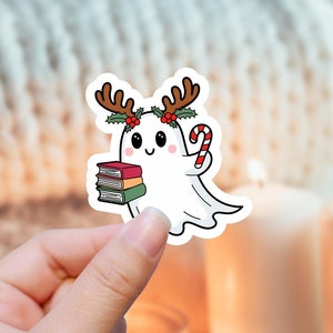 Simpatico fantasma di renna con libri Adesivo fustellato impermeabile | Simpatico adesivo libresco del fantasma di Natale | Regalo per gli amanti dei libri | Topo di biblioteca del regalo di Natale