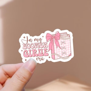 Adesivo fustellato In my Bookish Girlie Era Coquette | Adesivi rosa per gli amanti dei libri di lettura | Regalo adesivo per la lettura del topo di biblioteca | impermeabile lucido