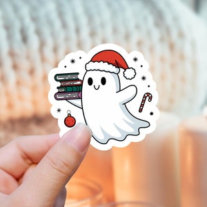 Adesivo fustellato fantasma con lettura di Natale impermeabile | Simpatico adesivo libresco del fantasma di Natale | Regalo per gli amanti dei libri Topo di biblioteca | Adesivi stagionali accoglienti