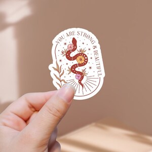Sei forte e bella Adesivo | Adesivo fustellato lucido | Adesivo Luna celeste e serpente | Luna floreale | Adesivi con citazioni motivazionali
