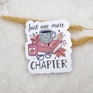 Pu&ograve; includere: Adesivo bianco con un'illustrazione disegnata a mano di un libro, una tazza di caff&egrave;, una candela e degli occhiali. Il testo "Just one more chapter" &egrave; scritto in lettere nere.