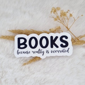 Könnte beinhalten: Weißer Aufkleber mit schwarzem Text, der "BOOKS because reality is overrated" lautet.