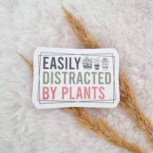 Facilement distrait par les plantes autocollant imperméable brillant | Autocollants mignons d’amour de plante | Cadeau Plantlover | Autocollants de journal de lecteur de livre électronique pour ordinateur portable