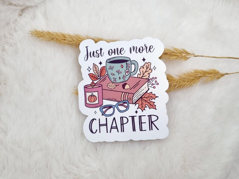 Pu&ograve; includere: Adesivo bianco con un'illustrazione disegnata a mano di un libro, una tazza di caff&egrave;, una candela e degli occhiali. Il testo "Just one more chapter" &egrave; scritto in lettere nere.