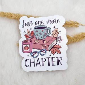 Pu&ograve; includere: Un adesivo bianco con il testo "Just one more chapter" in lettere nere. L'adesivo presenta un'illustrazione di cartone animato di un libro, una tazza di t&egrave;, una candela e degli occhiali. Il libro &egrave; rosa con una copertina marrone e decorato con foglie autunnali. La tazza di t&egrave; &egrave; blu con un bordo bianco e decorata con foglie autunnali. La candela &egrave; rosa con una fiamma bianca e decorata con una zucca. Gli occhiali sono blu e hanno una montatura nera. L'adesivo &egrave; perfetto per aggiungere un tocco autunnale al tuo laptop, alla tua borraccia o al tuo planner.