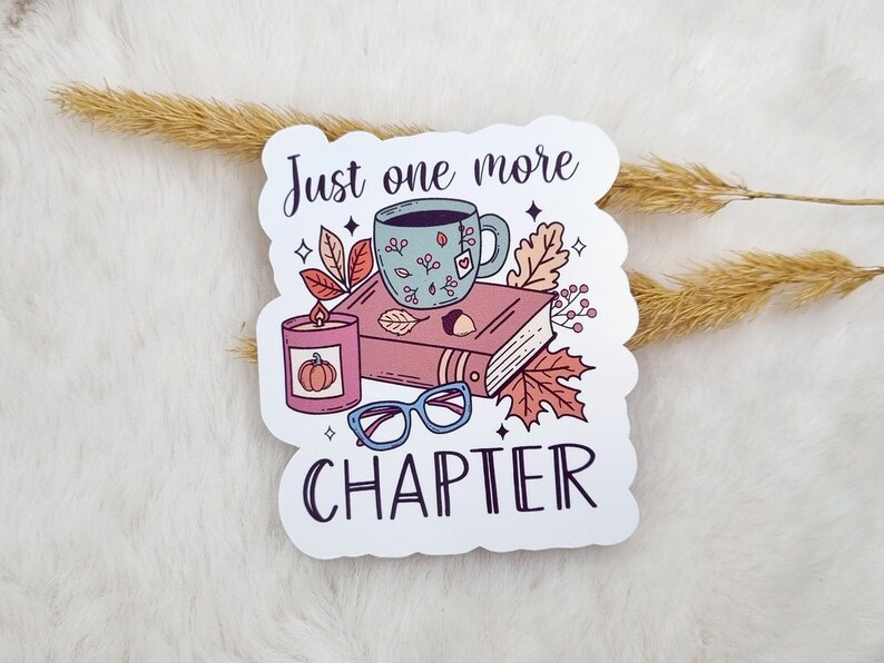 Pu&ograve; includere: Un adesivo bianco con il testo "Just one more chapter" in lettere nere. L'adesivo presenta un'illustrazione di cartone animato di un libro, una tazza di t&egrave;, una candela e degli occhiali. Il libro &egrave; rosa con una copertina marrone e decorato con foglie autunnali. La tazza di t&egrave; &egrave; blu con un bordo bianco e decorata con foglie autunnali. La candela &egrave; rosa con una fiamma bianca e decorata con una zucca. Gli occhiali sono blu e hanno una montatura nera. L'adesivo &egrave; perfetto per aggiungere un tocco autunnale al tuo laptop, alla tua borraccia o al tuo planner.