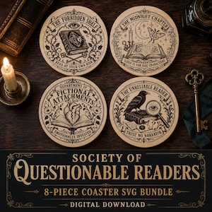 Può includere: Un set di quattro sottobicchieri circolari in legno con intricate illustrazioni a linee nere. I disegni includono un libro con chiavi, una falena con una candela, un cuore anatomico su un libro aperto e un corvo con una lente d'ingrandimento.