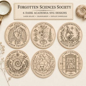 Pode incluir: Um conjunto de seis bases para copos circulares de madeira com ilustrações de linhas pretas e texto. Os designs incluem The Anatomist, The Toxic Botanist, The Experimentalist, The Fossil Scholar, The Alchemist e The Curator, com uma placa acima.