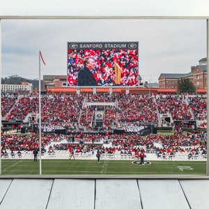 UGA Nationalmeisterschaft Feier Foto Georgia Bulldogs Trophy Digital Download Kirby Smart halten Meisterschaft Trophy Football Print