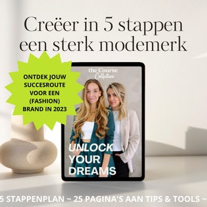 Op de afbeelding: Een tablet toont de tekst "Unlock Your Dreams" en toont twee vrouwen. De afbeelding maakt deel uit van een gids getiteld "Ontdek je succesroute voor een (mode)merk in 2023". De tekst "Creëer in 5 stappen een sterk modemerk" staat bovenaan.
