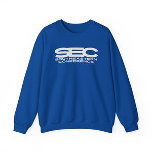 Könnte beinhalten: Ein königsblauer Pullover mit dem weißen Text "SEC SOUTHEASTERN CONFERENCE" auf der Vorderseite.