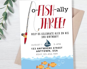 Peut inclure: Une invitation d'anniversaire bleue et blanche avec une canne à pêche rouge et le texte "o-FISH-ally THREE!" Aidez-nous à célébrer Alex pour son 3ème anniversaire ! Le 1er août, de 14h à 16h, 123 Anywhere Street, Anytown, USA. RSVP 123-456-7891.