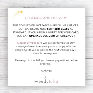 Puede incluir: Una tarjeta blanca con texto sobre pedidos y entrega, incluida informaci&oacute;n sobre actualizaciones de env&iacute;o y pruebas. La tarjeta muestra el texto "ORDERING AND DELIVERY" y el logotipo de "tweedytulip".