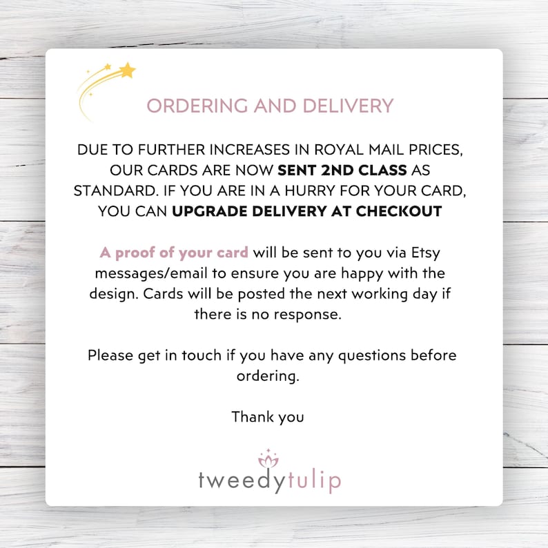 Puede incluir: Una tarjeta blanca con texto sobre pedidos y entrega, incluida informaci&oacute;n sobre actualizaciones de env&iacute;o y pruebas. La tarjeta muestra el texto "ORDERING AND DELIVERY" y el logotipo de "tweedytulip".