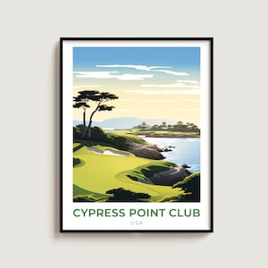 Könnte beinhalten: Eine farbenfrohe Illustration eines Golfplatzes mit einem grünen Fairway, einem blauen Meer und einem grünen Zypressenbaum. Der Text "CYPRESS POINT CLUB USA" befindet sich am unteren Rand des Bildes.