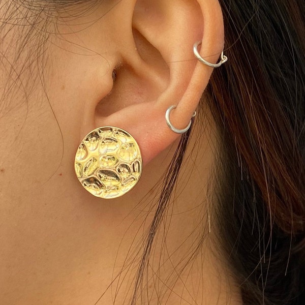 Clous d'oreilles ronds texturés en or et argent martelés | Design moderne et tendance | disque plat | Bijoux solides de bonne qualité | travail | voyager