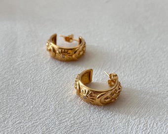 Aros gruesos con luna grabada celestial bañados en oro de 18 k, aros de oro celestial, aros de luna y estrellas, aros bañados en oro