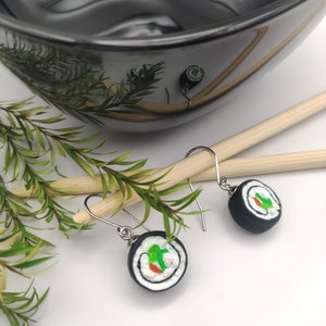 Miniatur Essen Ohrringe, Ohrringe Sushi, Maki Roll, Ohrhaken Edelstahl, Ohrhaken 18k Gold, leicht, unikat, Polymer Clay Ohrringe