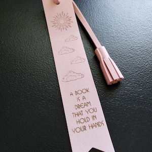Lesezeichen aus Leder mit Quaste, Laser geätzt, rosa Farbe "Ein Buch ist ein Traum, den Sie in Ihren Händen halten."