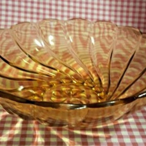 Collectible Vintage Amber Hazel Atlas Capri Seashell Swirl Serving Bowl 9 inch