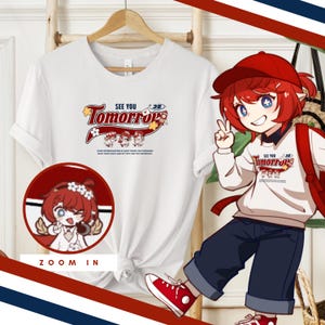 Könnte beinhalten: Weißes T-Shirt mit dem Text "See You Tomorrows" in Retro-Schrift, mit einem Cartoon-Design. Das Shirt hängt an einem Holzbügel. Eine Zeichentrickfigur trägt ein ähnliches Shirt.