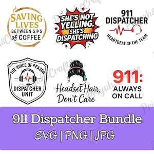 Op de afbeelding: Een verzameling digitale ontwerpen voor 911-centralisten. De ontwerpen bevatten zinnen als "Saving Lives Between Sips of Coffee" en "Headset Hair, Don't Care". De bundel bevat SVG-, PNG- en JPG-formaten.