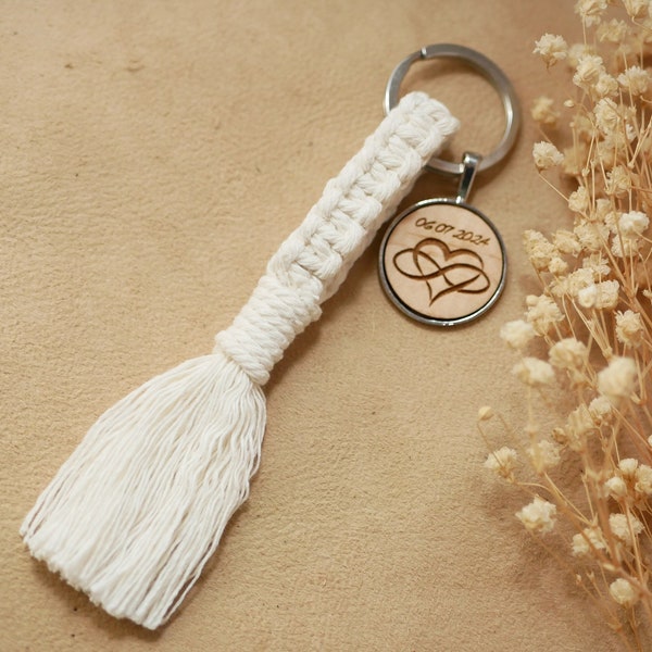 Porte-clés macramé et cabochon en bois gravé personnalisé sur anneau argenté, cadeau de mariage médaillon gravé porte clefs voiture