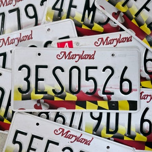 MATRÍCULA DE MARYLAND ~ 1 placa usada real con letras y números aleatorios - Etiqueta gráfica de la bandera del estado de Maryland ~ Excelente regalo coleccionable