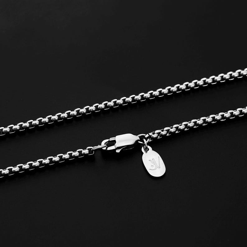 Silberne Herren-Halskette mit 2,5-mm-Boxkette und Kompass-Anhänger, 50-60 cm. Nordstern-Medallion für urbanen Stil.