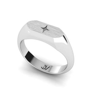 Könnte beinhalten: Ein polierter silberner Siegelring mit einem sternförmigen Ausschnitt auf der Oberseite. Der Ring hat eine gebürstete Metallstruktur auf der Oberfläche und ein glattes, reflektierendes Band. Ein klassisches Schmuckstück.
