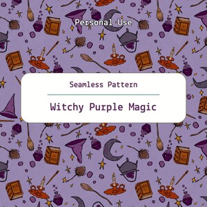 Könnte beinhalten: Nahtloses Muster mit dem Thema Hexen-lila-Magie. Das Design zeigt Hexenhüte, Besen, Zaubertränke, Zauberbücher, Kerzen, Monde, Sterne und Kessel. Der Text "Personal Use" und "Witchy Purple Magic" sind enthalten.