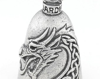 Peut inclure: Une cloche de moto en argent avec un motif de dragon et le mot "JARD" gravé sur le dessus.