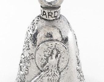 Peut inclure: Une cloche argentée avec une boucle en haut et le mot "JARDIN" gravé sur la bande. La cloche présente un relief détaillé d'un loup hurlant devant une pleine lune, entouré d'arbres et d'herbe.