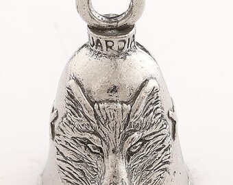 Peut inclure: Une cloche de moto en argent avec un motif de tête de loup. La cloche a une boucle en haut pour l'accrocher.
